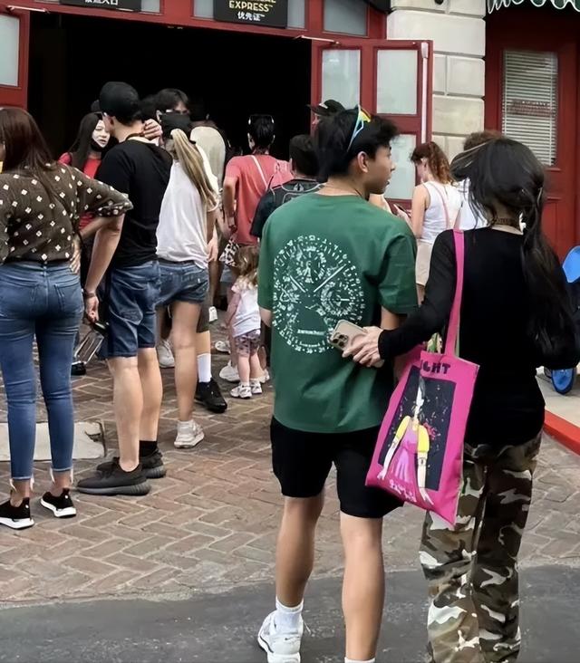 张柏芝小儿子谢振南正面照曝光,颜值比大哥顶!网友:父母基因强