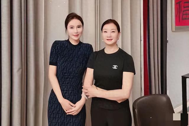 58岁宋祖英举办家宴!豪宅层高超五米,穿香奈儿手臂线条成亮点
