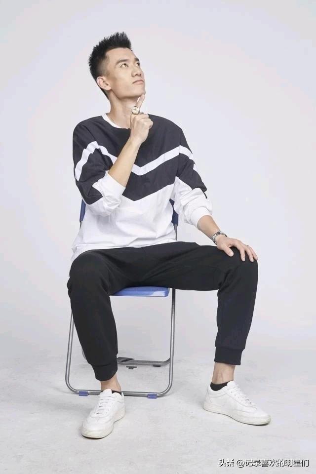 庞博的气质是阳光、干净、温暖、有趣。他是优秀的脱口秀演员!