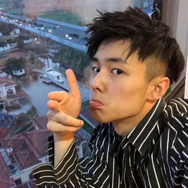 刘诗诗在剧组拍戏遭98年小鲜肉强搂,疑被揩油?反应相当霸气!