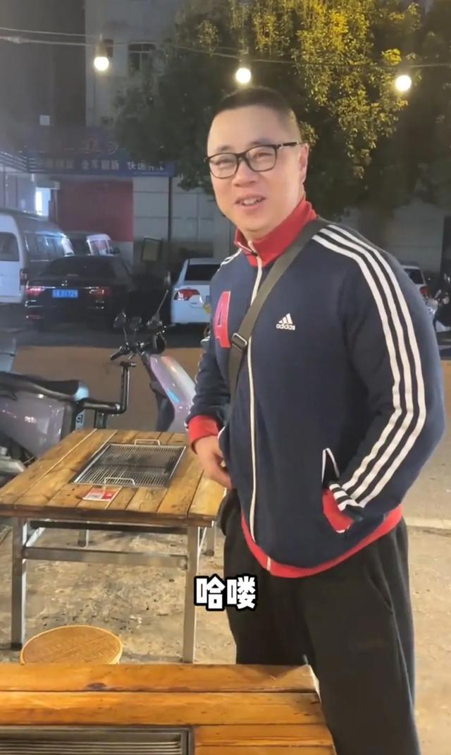 46岁王一楠携老公回昆明老家,父亲和姐姐罕见露面,高鑫全程贴心