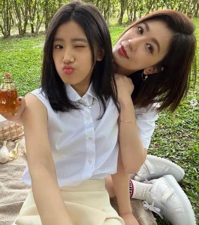 47岁贾静雯晒与女儿合照似姐妹，16岁大女儿颜值高，继承优良基因