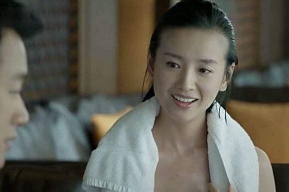 董洁晒美照却被扒出高清无p图,眼袋法令纹让人不敢认!