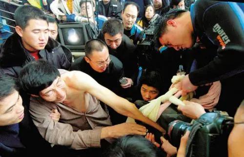 56岁娶妻,不顾医生反对强行生子,“巨人”鲍喜顺现在过得怎样?