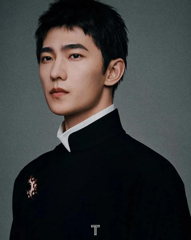 杨洋新杂志硬照引热议,造型被嘲太油腻,他又把手放嘴里了