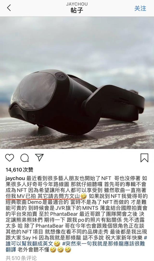 周杰伦晒4岁儿子萌照,头发乌黑浓密一身潮服,和狗狗在床上嬉戏