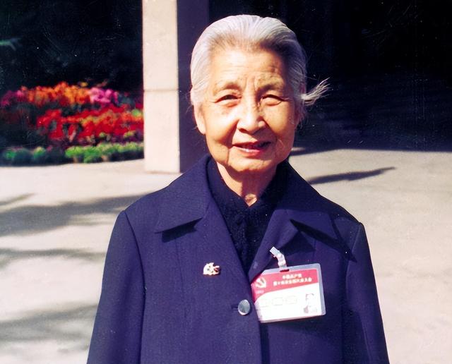 73年,曾志给毛主席写信:我是最早的红军,现在却没有一套军装