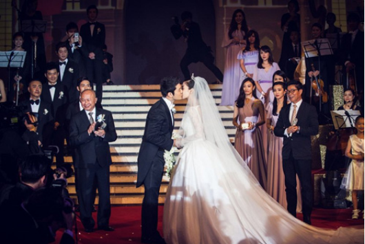 黄晓明夫妇婚礼复盘:3对夫妻离婚,2对情侣分手,TF变化大