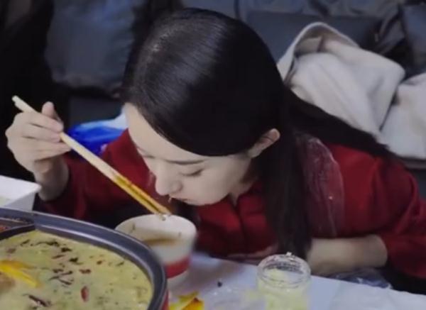 赵丽颖的90斤体重怎么做到的?看到她吃火锅的方式,我宁愿选择胖