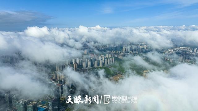 天青色等烟雨,而我在等你