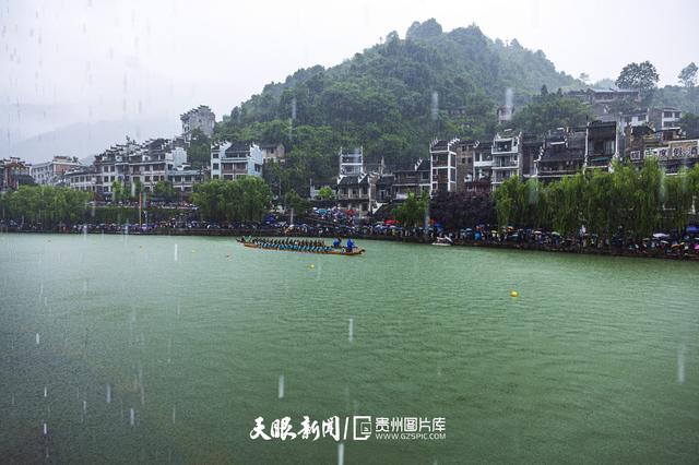 天青色等烟雨,而我在等你