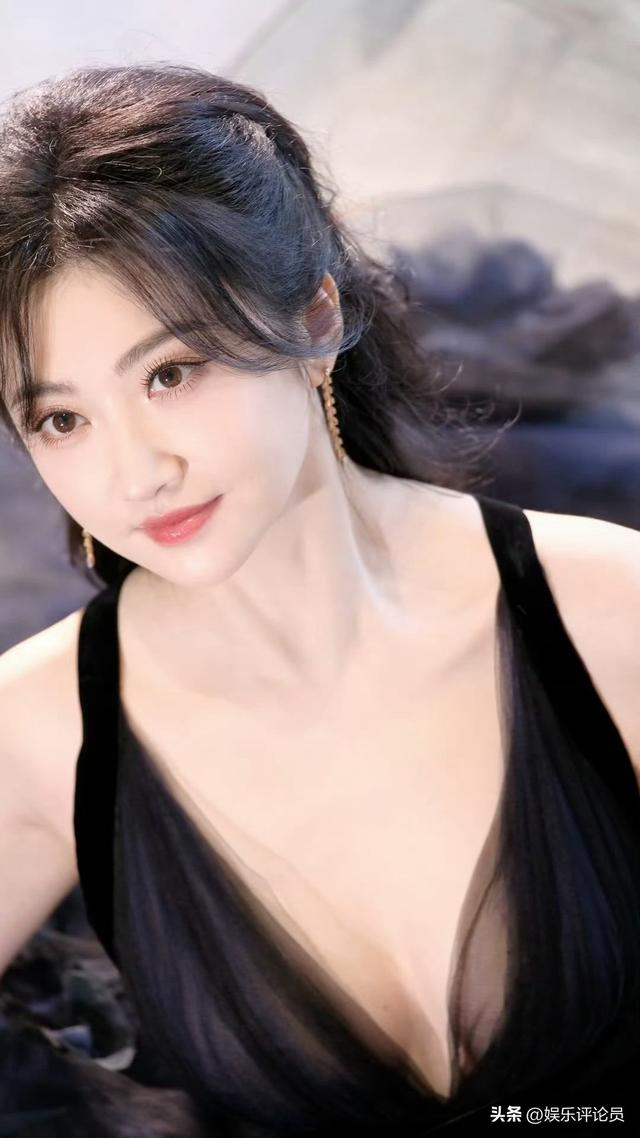 景甜 人间富贵花 成熟风情 面容姣好 长腿细腰 丰满身材 优雅迷人