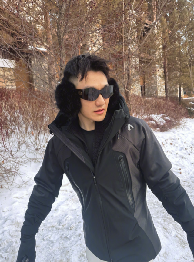 张馨予元宵节晒照秀幸福，把何捷拍的高又瘦帅如男模，俩人好般配