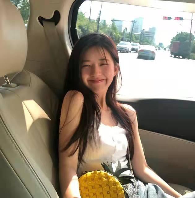 赵露思的老师给她起英文名Lucy,她改个字母,马上变得有小女人味