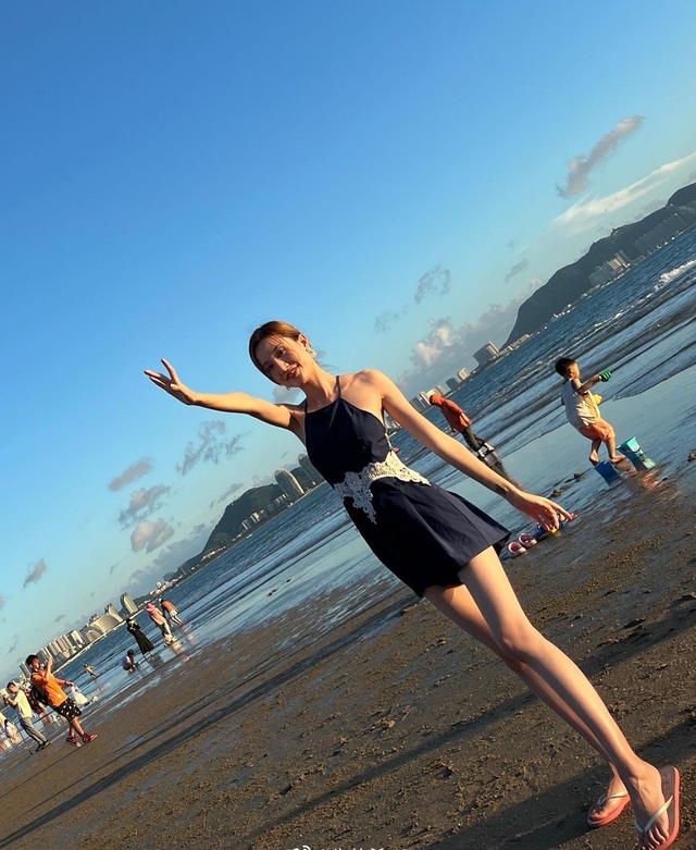 青春女星朱佳希分享海岛旅游写真,纯美泳装与男友深情激吻