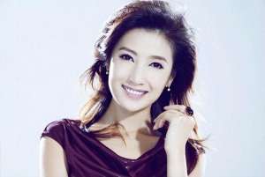 张栗坤(北京电视台美女主持人风采一览，美与知性并存)