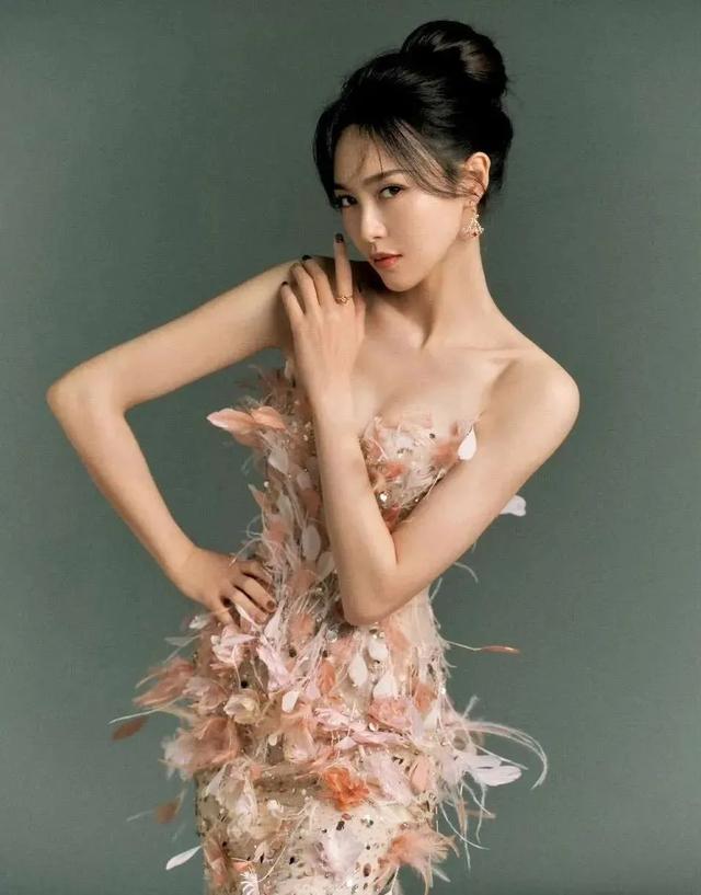 唐嫣坦白了,一袭抹胸高定礼裙,大号水蜜桃碧海明珠,佳人倩影