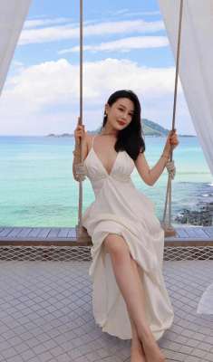济州岛性感之夜(济州岛游玩写真：白色露背长裙美艳迷人)