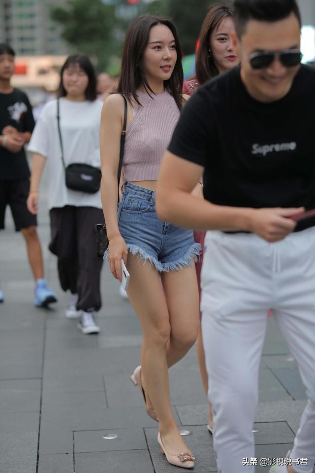 粉色小毛衣穿出高级感,优雅知性的美女很有镜头感