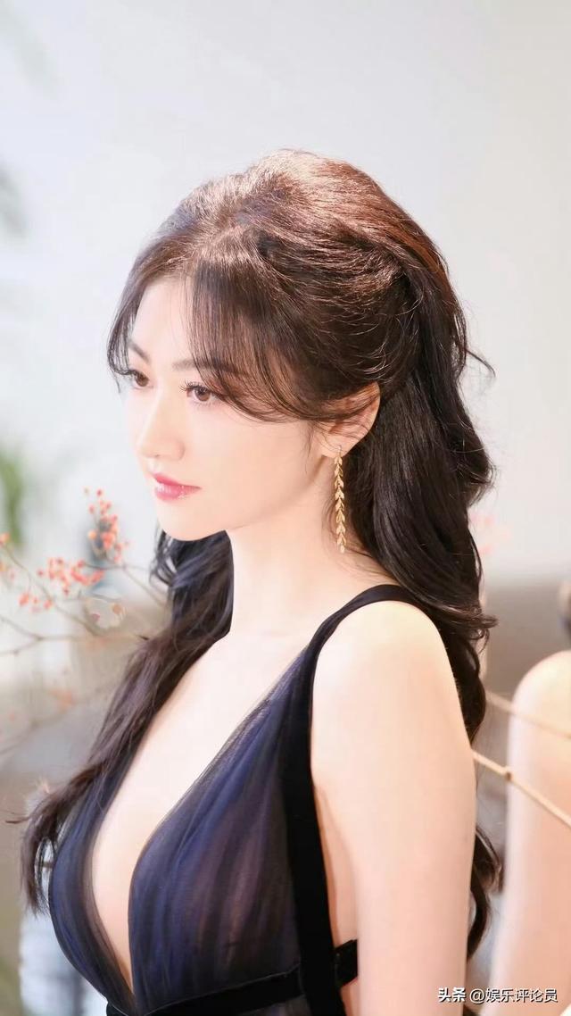 景甜 人间富贵花 成熟风情 面容姣好 长腿细腰 丰满身材 优雅迷人