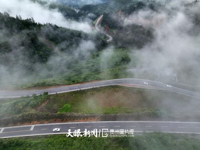 天青色等烟雨,而我在等你