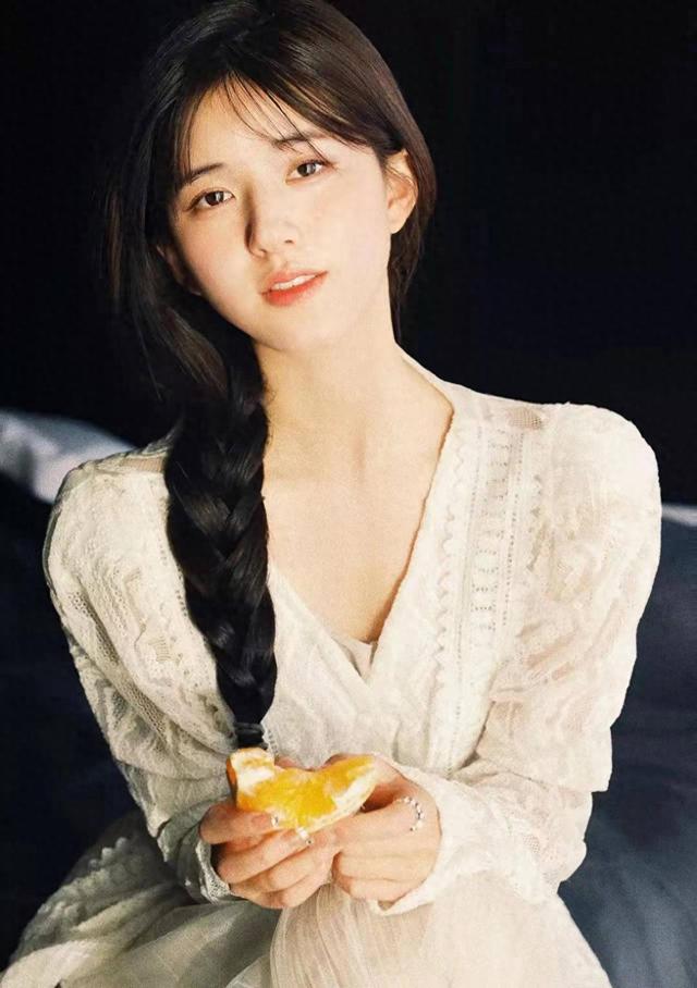 赵露思的老师给她起英文名Lucy,她改个字母,马上变得有小女人味