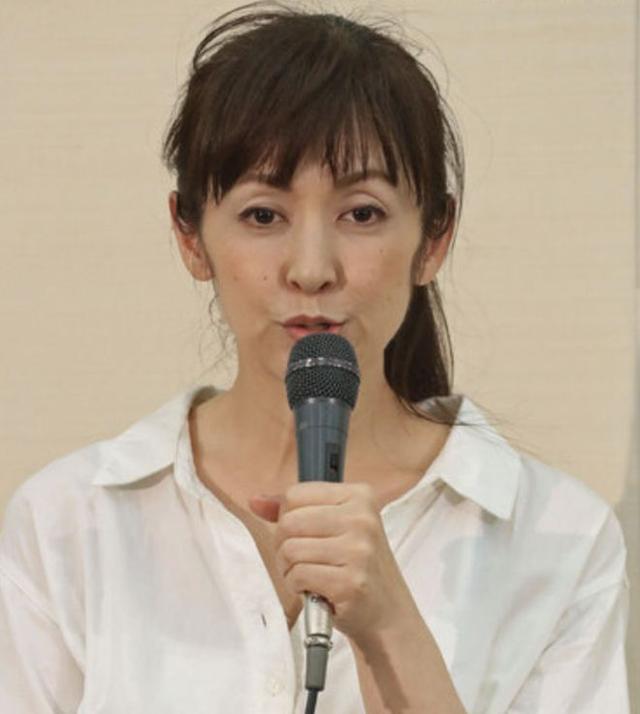 日美魔女齐藤由贵终于离了!出轨已婚医生多年,30年老公黯然离家