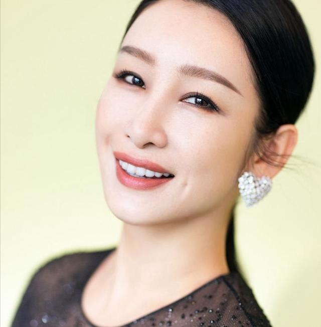 越“老”越美的6位女星,年轻时平平无奇,年纪大了反而美了
