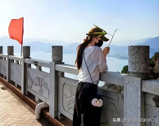 37岁杨幂现身福建爬山,身材依旧火辣,粉丝大声表白
