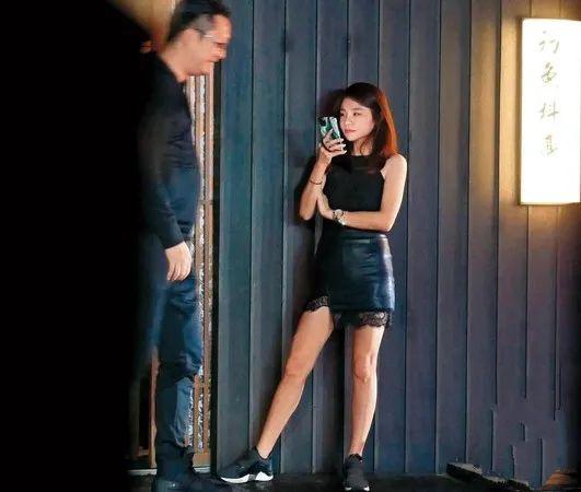 梁静茹前夫新女友被扒,曾出轨富商骚扰原配,还逼男方下跪认错