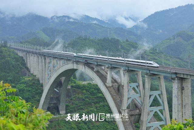 天青色等烟雨,而我在等你