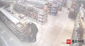 四下无人(四下无人之际，他将4只猪蹄装进口袋)