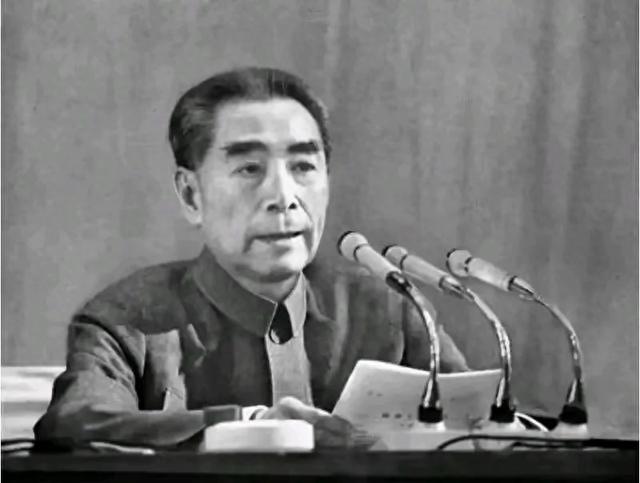 周总理正主持追悼会,忽听有人大喊:我回来了,周:追悼会取消
