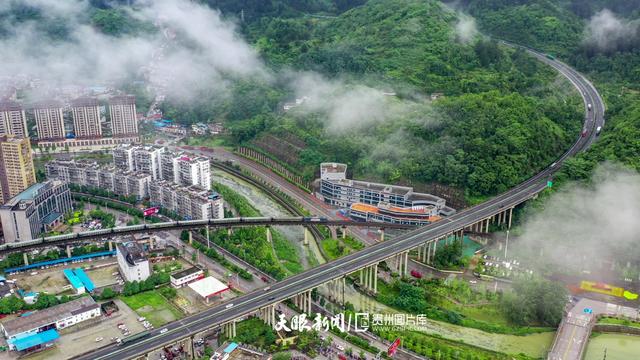 天青色等烟雨,而我在等你
