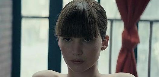 删除了大量写实剧情才上映,但这部电影,依旧是谍战片里的大尺度