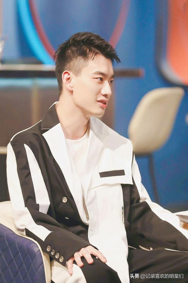 庞博的气质是阳光、干净、温暖、有趣。他是优秀的脱口秀演员!