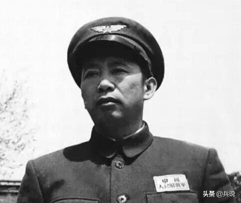 毛主席与梁大牙握手:红军骑兵团长嘛!梁兴初纠正:是营长
