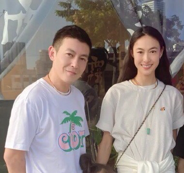 陈冠希近况曝光,打扮低调朴实被赞颜值回春,女儿甜笑星范十足