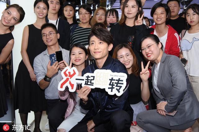 张一山腮帮子明显也不削骨，“天然帅哥”露齿大笑清爽帅气