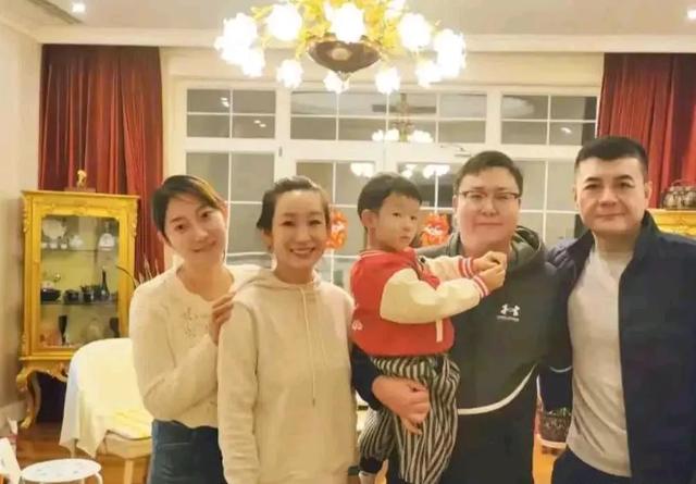 秦海璐王新军回娘家豪宅过年，弟媳贵气，侄子神似姑姑