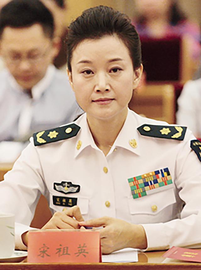 58岁宋祖英举办家宴!豪宅层高超五米,穿香奈儿手臂线条成亮点