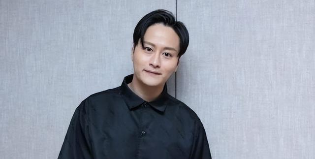 朱智贤分手后露面显憔悴，双眼浮肿像哭过，强挤笑容状态不佳