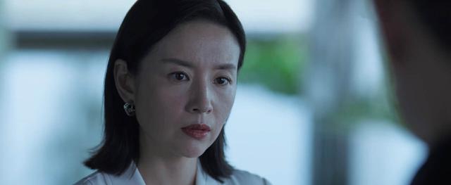 《不完美受害人》:睡遍公司女高管的成功,撕下了权贵们的遮羞布