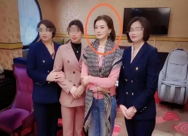 58岁宋祖英举办家宴!豪宅层高超五米,穿香奈儿手臂线条成亮点