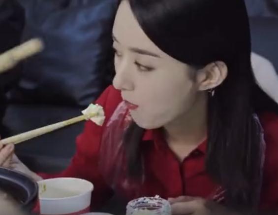 赵丽颖的90斤体重怎么做到的?看到她吃火锅的方式,我宁愿选择胖