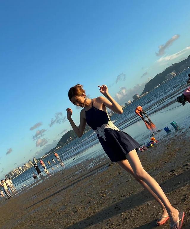 青春女星朱佳希分享海岛旅游写真,纯美泳装与男友深情激吻