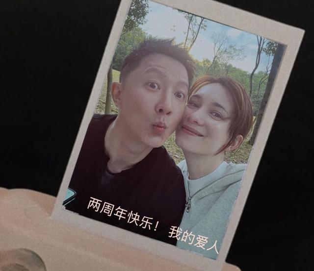 韩庚晒照庆祝结婚2周年，背着卢靖姗撒狗粮，当众表白甜腻众人