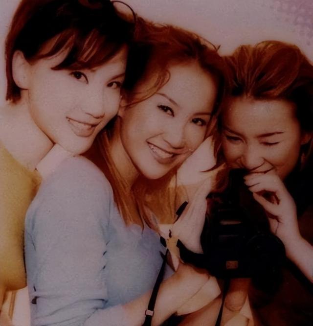 回顾李玟48年:父亲早逝,妈妈曾是北大校花,姐姐也曾因离婚抑郁