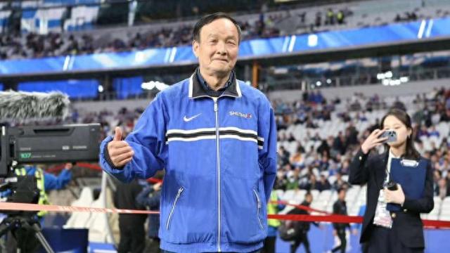 申花主场球市火爆，七旬球迷“乔老爷”对申花高层说了啥？