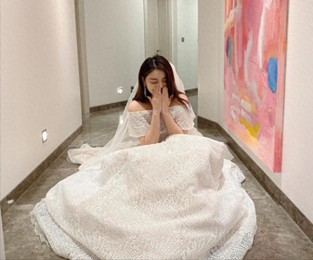 女歌手Ailee宣布结婚,晒两人亲密合照,无名指戴同款戒指